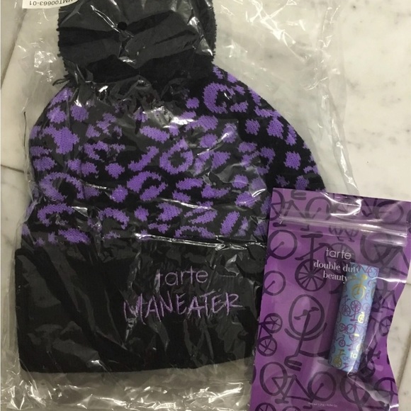 Tarte Maneater Knit Cap Hat Beanie With Fluff Ball (Rare) with Lipstick - Picture 2 of 4